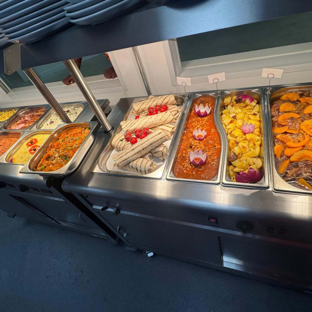 Building-Cafe-at-Skanska—Botanic-Place—Hot-Food-Display-(4)
