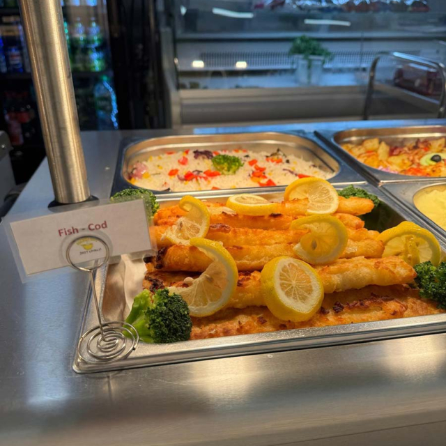 Building-Cafe-at-Skanska—Botanic-Place—Hot-Food-Display-(8)